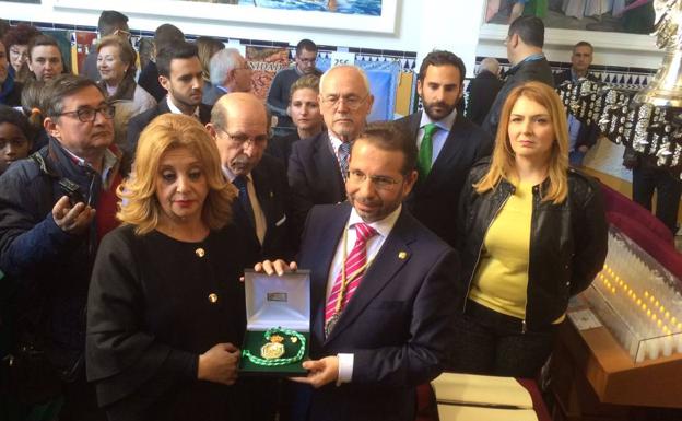 La familia de Chiquito de la Calzada dona la medalla de Andalucía al Cautivo