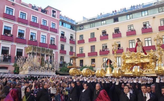 Vídeo | Gaudeamus igitur de la cofradía de Estudiantes en la plaza del Obispo