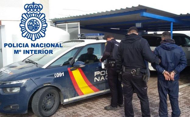 Policías de La Línea realizan varios disparos ante una avalancha de vecinos que pretendían evitar la detención de un narco