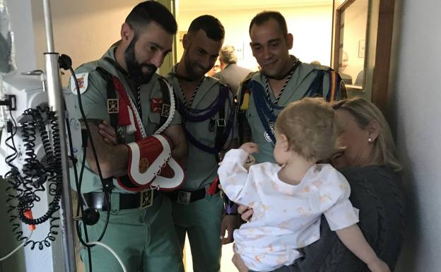 La Legión vuelve a visitar a los menores ingresados en el Hospital Materno Infantil de Málaga