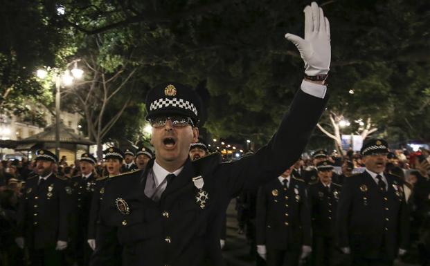 La Policía Local canta su himno durante la procesión de La Estrella