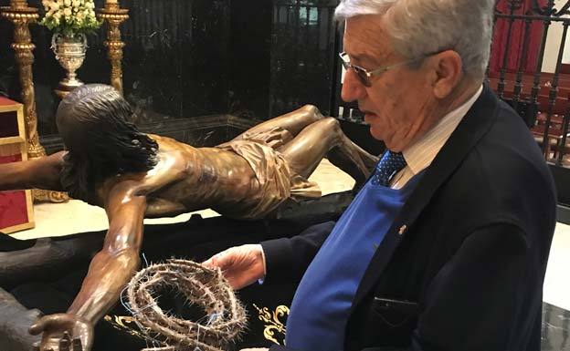 Ramón, 31 años elaborando y colocando la corona de espinas a Mena