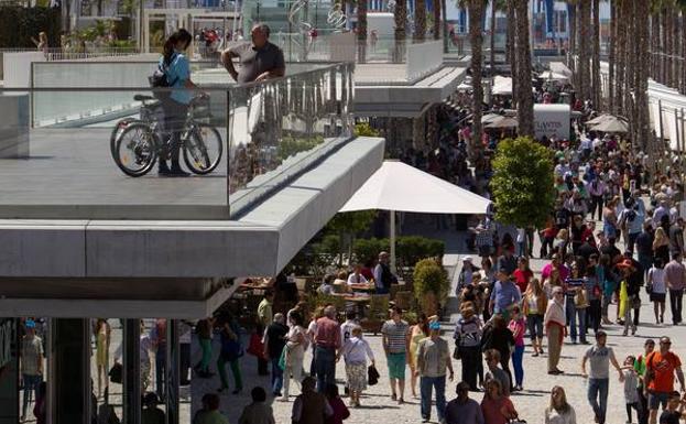 ¿Qué centros comerciales abren este Jueves y Viernes Santo en Málaga?