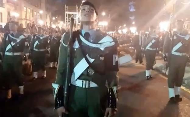 Vídeo | Los paracaidistas cantan en la Alameda en la procesión de Fusionadas