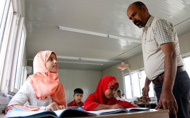 Los niños gitanos vuelven al colegio en Irak por primera vez en 14 años