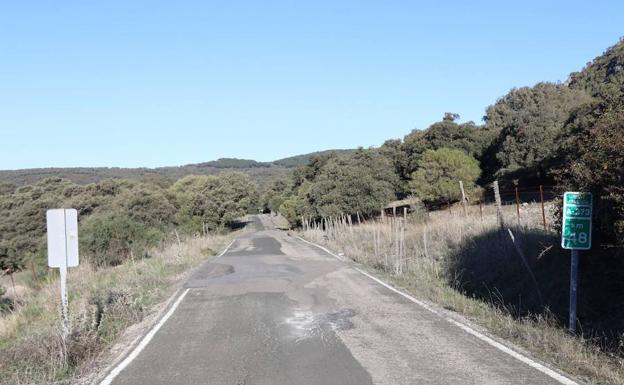 Vecinos recogen firmas para pedir la mejora de la carretera A-373