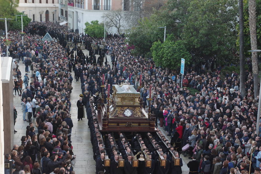 El Santo Sepulcro y la Virgen de la Soledad en procesión el Viernes Santo de Málaga 2018