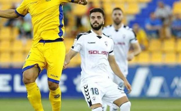 Pelayo, jugador del Albacete, cae desde el tercer piso de un hotel en Huesca