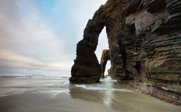 Una chica de 25 años muere tras ser alcanzada por una roca en la playa de As Catedrais de Ribadeo