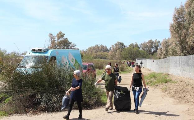 Desconocidos queman la basura recogida por vecinos y activistas en Arraijanal