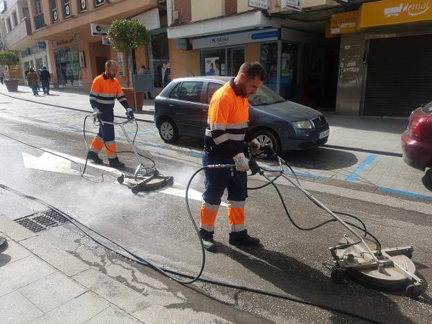 Vélez utiliza decapadoras con agua caliente para retirar la cera de las procesiones