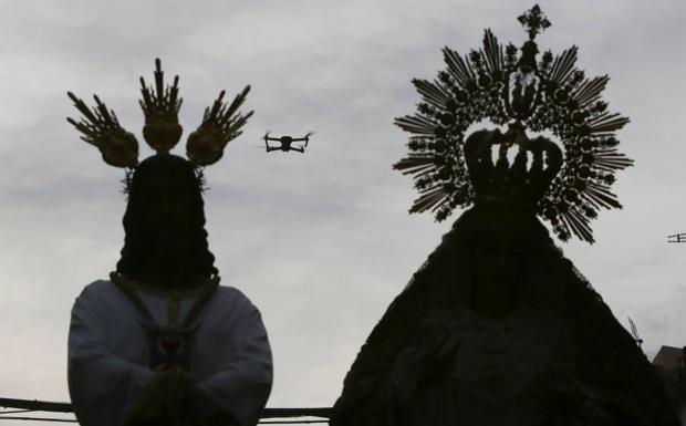 Denuncian a una mujer por sobrevolar con un dron el traslado del Cautivo en Málaga