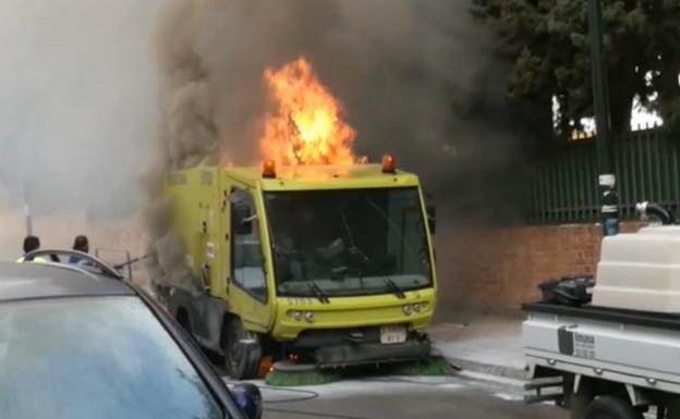 Arde un vehículo barredora de Limasa en plena faena en la capital