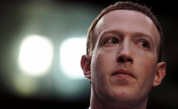 La pregunta de un senador que dejó descolocado al creador de Facebook