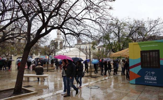 La lluvia no puede con los fans de Guillermo del Toro