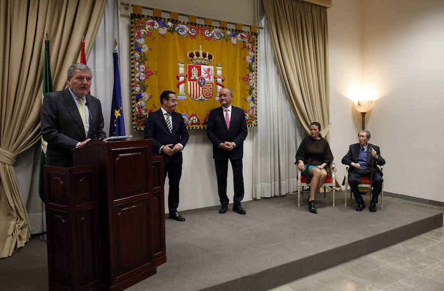 En fotos, Manuel Alcántara y Antonio Garrido reciben la encomienda de Alfonso X