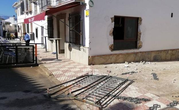 Arrancan la reja de la ventana de un bar en Cartaojal y se llevan el dinero de las tragaperras