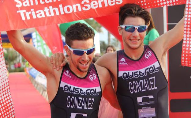 Los hermanos González, frente a frente en triatlón