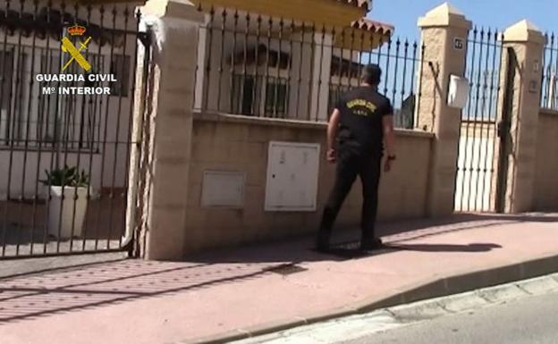 La Guardia Civil salva la vida a una mujer durante una operación contra el narcotráfico en Mijas