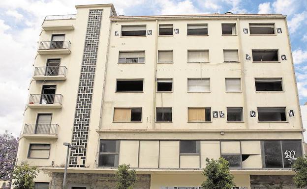 El alcalde de Málaga reclama a la Junta de Andalucía que permita el derribo ya del cine Astoria