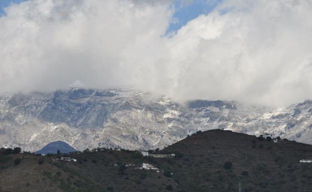 Rescatan en helicóptero a un montañero herido en la cumbre de La Maroma en Alcaucín