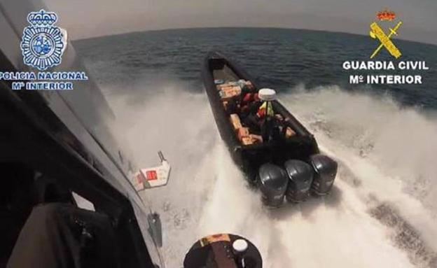 Interceptan en La Línea dos furgonetas con 85 garrafas de gasolina para narcolanchas