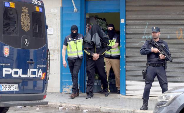 Los vecinos del detenido en Málaga por apoyo al yihadismo: «La Policía vino hace unos meses y empezó a haber rumores»