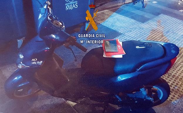 Un joven de 13 años se fuga de un centro de menores y lo pillan intentando llevarse una moto en Mijas