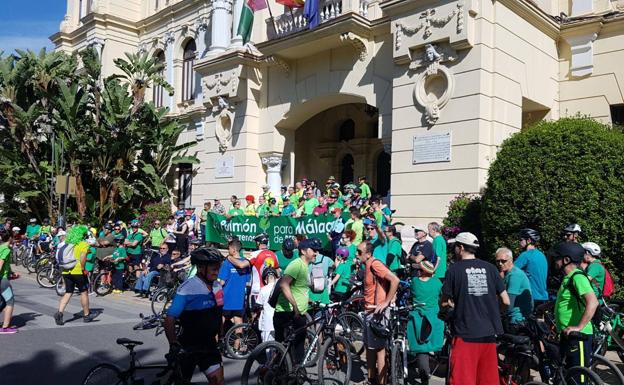 Más de un centenar de personas marchan en bici para reivindicar el bosque urbano en Repsol