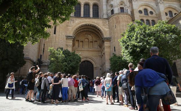 Oficinas medio vacías, calles llenas en Málaga