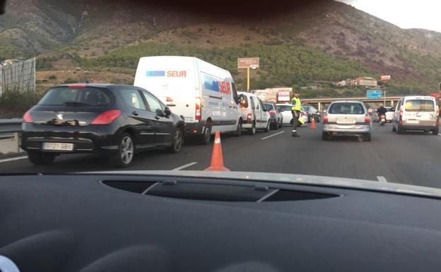 Quince kilómetros de retenciones en la A-7 en Mijas por el alcance entre un camión y un turismo