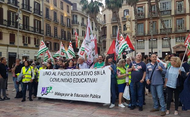 Concentración en Málaga por el pacto educativo y contra la LOMCE