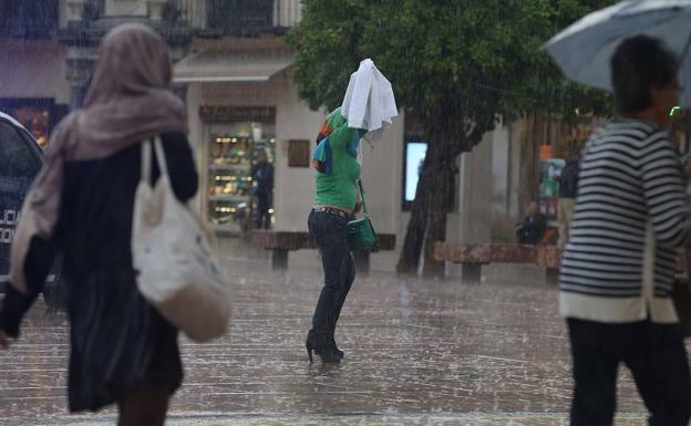 Una fuerte tormenta sorprende a los malagueños