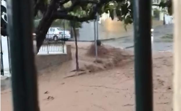 Cortada la A-7075 en Villanueva de la Concepción tras el derrumbe de parte de un puente por la tromba de agua