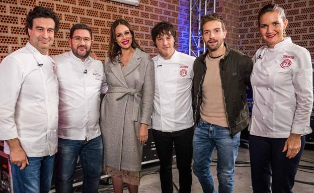 Pablo Alborán se cuela en la cocina de 'MasterChef 6' para probar un menú de Dani García