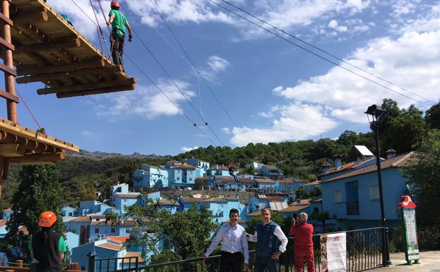 Puentes tibetanos y tirolinas para ver Júzcar desde las alturas