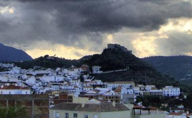 Varios heridos tras un choque frontal entre una furgoneta y un turismo en Monda