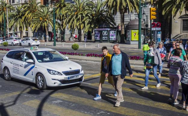 Los taxis de la Costa del Sol crean un teléfono único y una 'app' para plantarle cara a Uber y Cabify