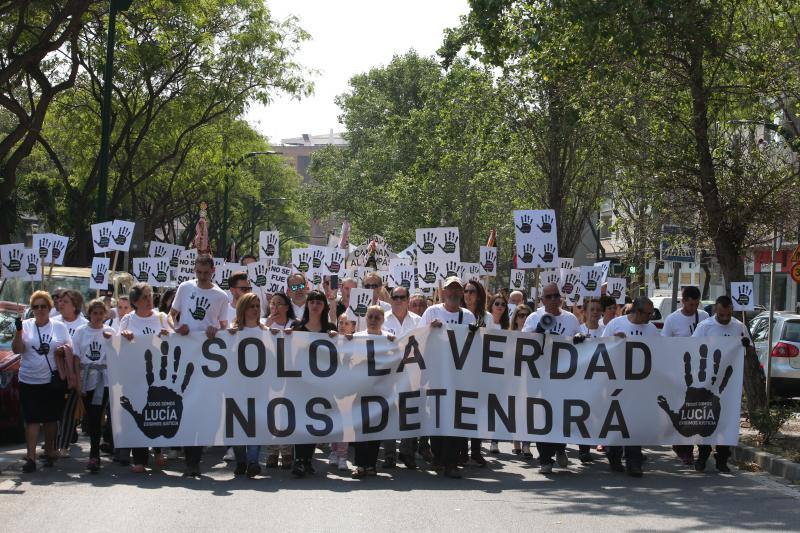 Miles de personas arropan a los padres de Lucía Vivar en la marcha convocada para pedir justicia