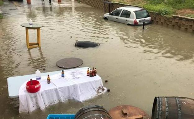 Una fuerte tormenta inunda varios bajos y locales en Lucena