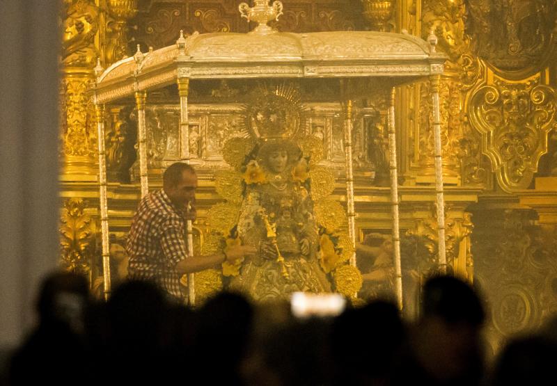 La Virgen del Rocío recorre la aldea tras un 'salto de la reja' adelantado a las 2.53 horas