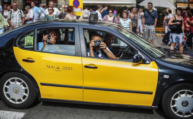 Los taxistas de Barcelona no podrán trabajar en bermudas, tirantes ni chancletas