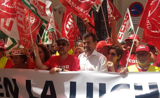 Antonio Maíllo se suma a la marcha en defensa de un convenio digno para la hostelería