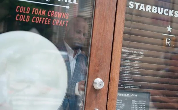 Starbucks cierra todos sus establecimientos en EE UU para confrontar su sesgo racial