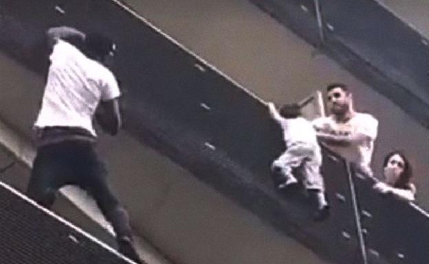 El padre del niño rescatado en París lo dejó solo para ir a comprar y se entretuvo cazando Pokémon