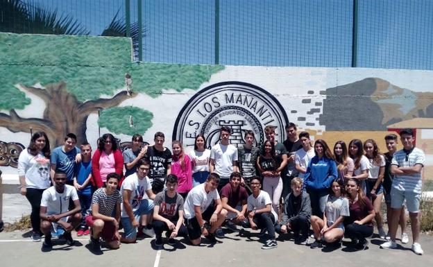 «No somos fregonas»: El colegio de Málaga que quiere que la RAE cambie el significado de la palabra