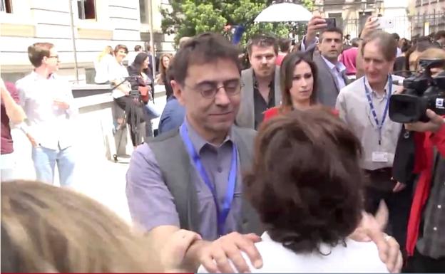 Vídeo | Monedero a Sáenz de Santamaría a la salida del Congreso: «Me alegro de que os vayáis»