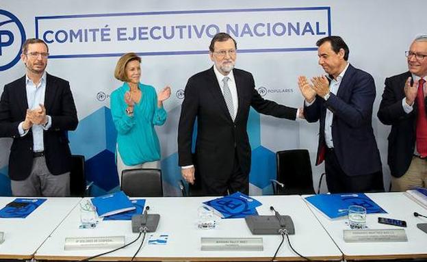 Rajoy facilita una transición rápida en el PP