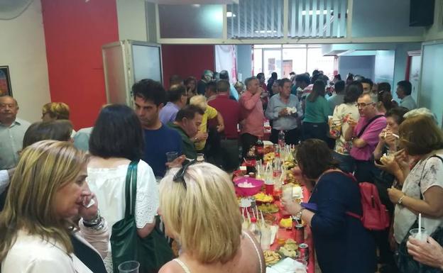 Los sanchistas celebran una fiesta en Cártama por la llegada de Pedro Sánchez a La Moncloa