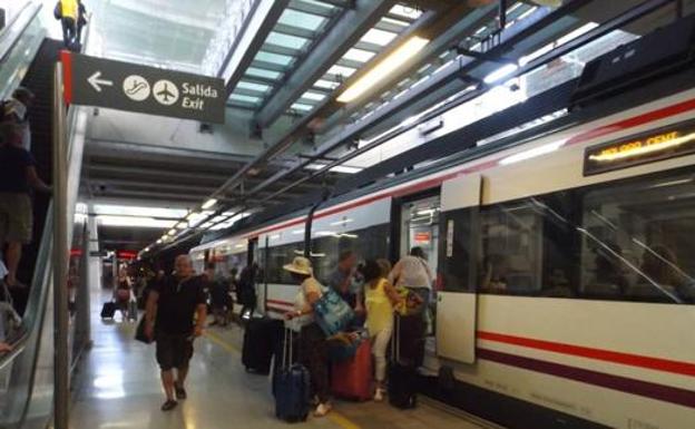 Un hombre ebrio interrumpe el Cercanías en Fuengirola al ponerse en la vía y colarse bajo el tren